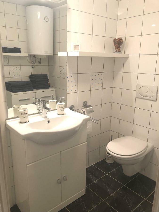 Apartments Diana ไพราน ภายนอก รูปภาพ